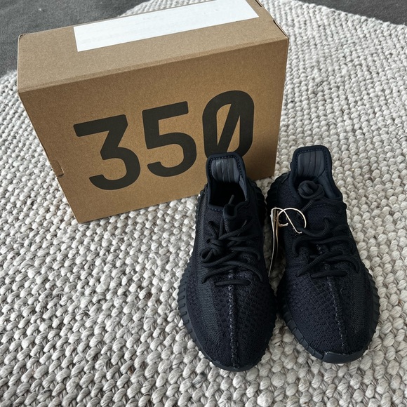 YEEZY 350 ONYX (2023) US 6 BRAND NEW 🖤 - Picture 3 of 5